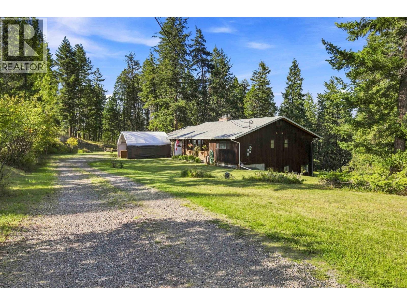816 ROBERTS DRIVE, Esler / Dog Creek — photo 2