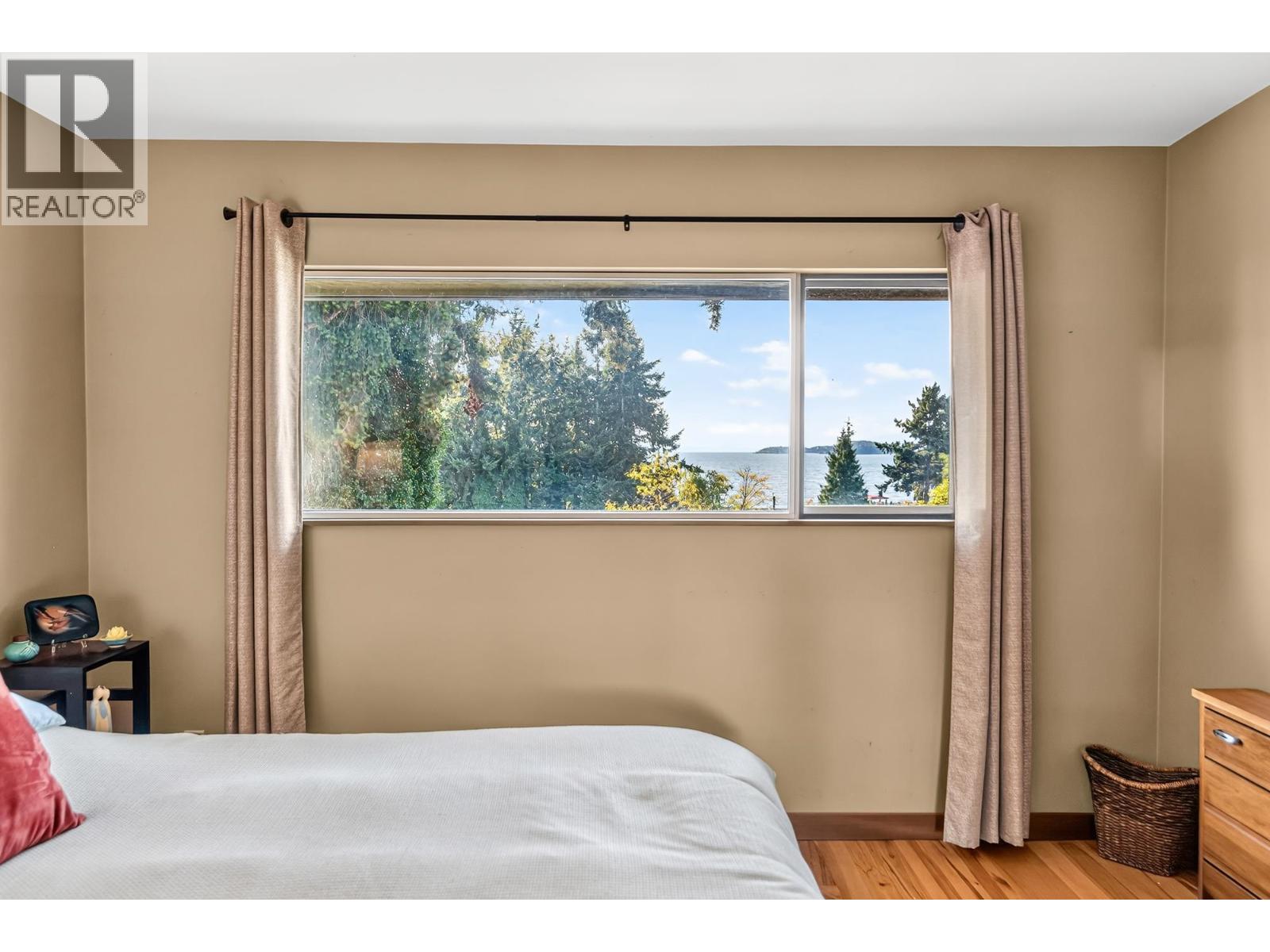 4735 LAUREL AVENUE, Sechelt