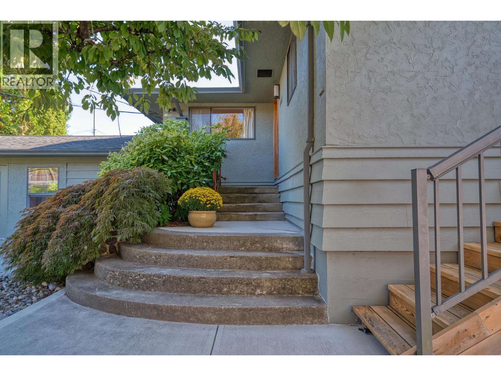 4735 LAUREL AVENUE, Sechelt