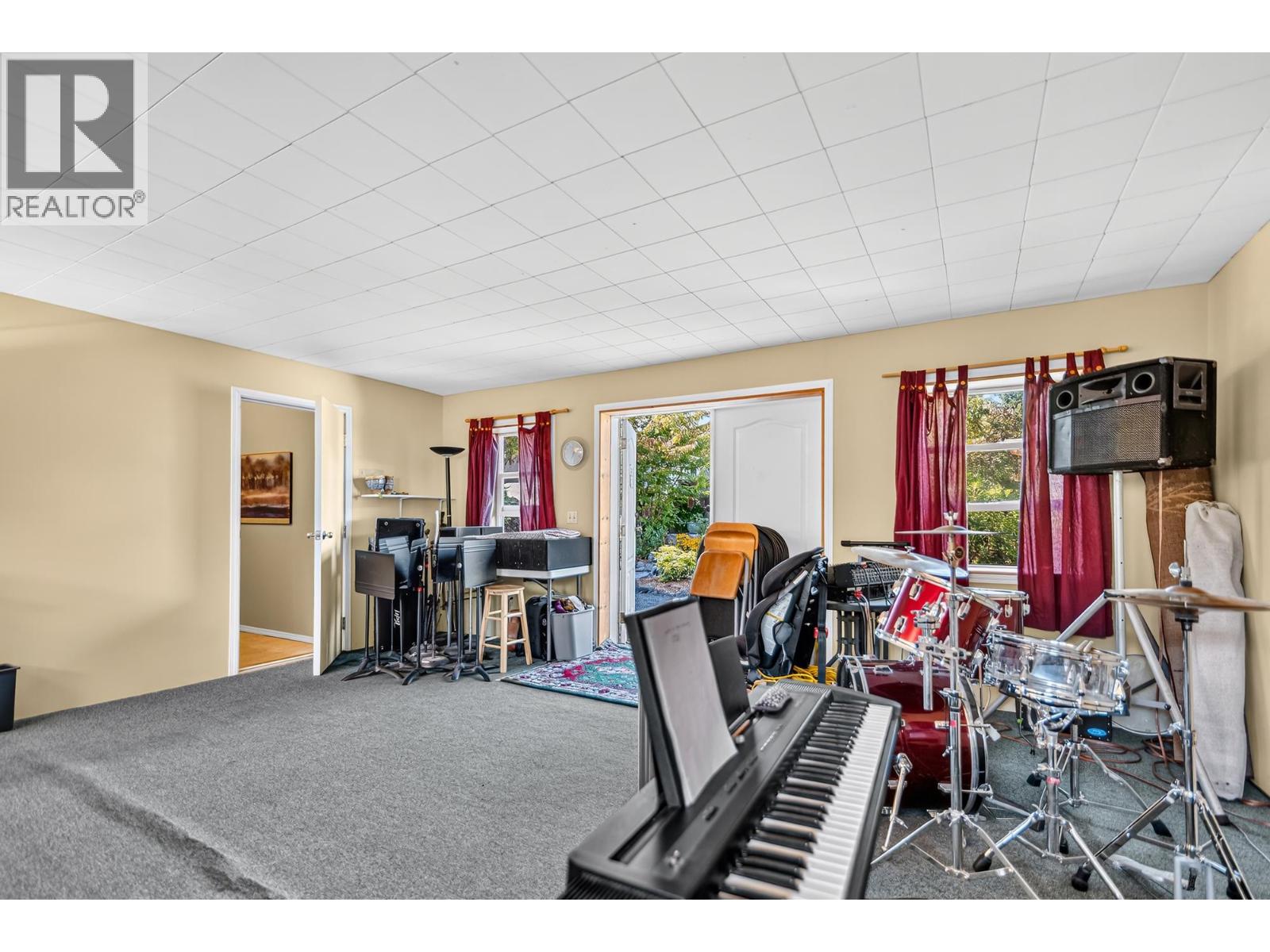 4735 LAUREL AVENUE, Sechelt