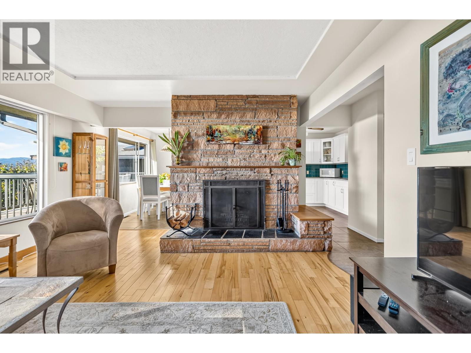 4735 LAUREL AVENUE, Sechelt