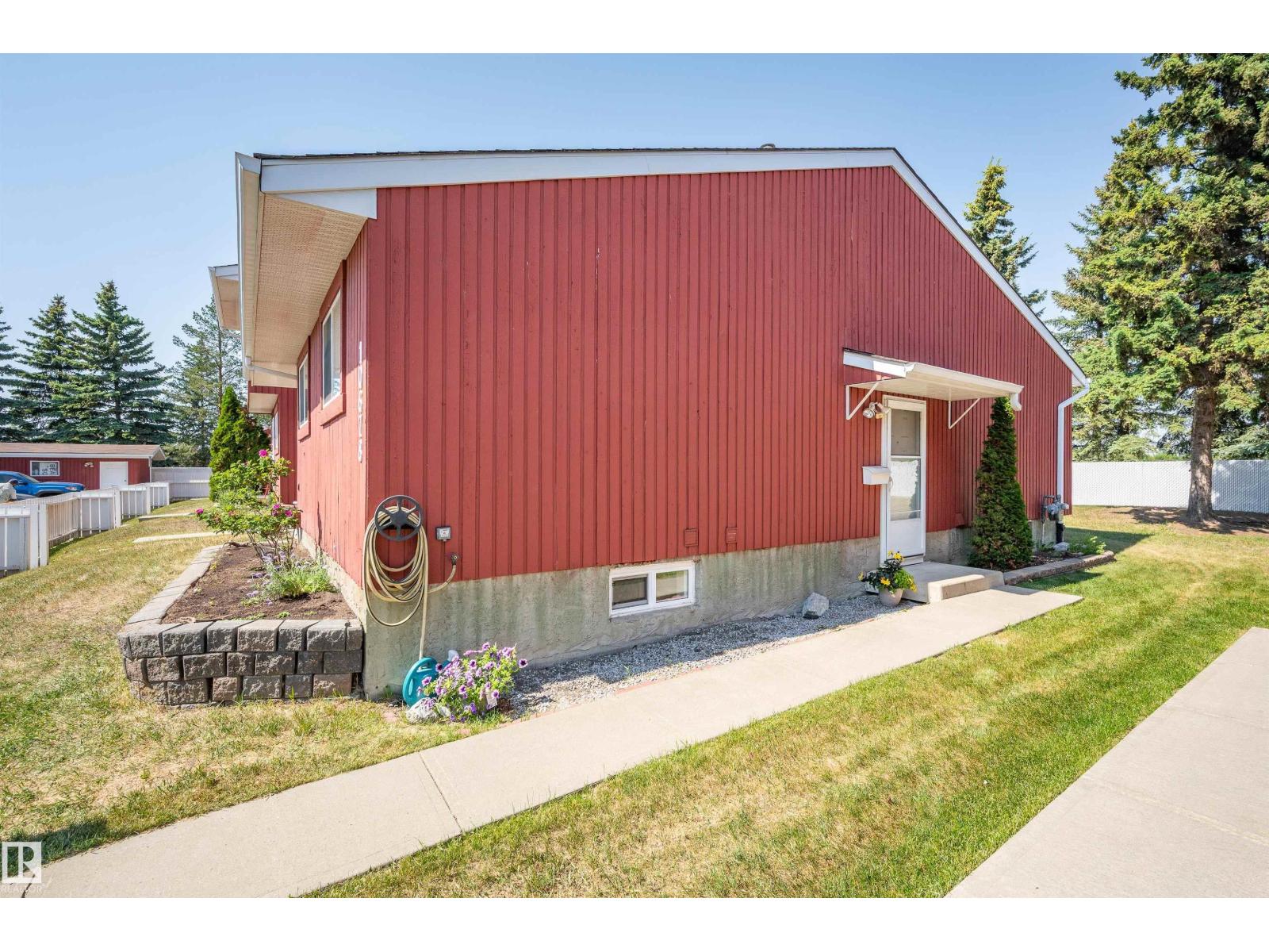 10678 Beaumaris RD NW, Edmonton — photo 5