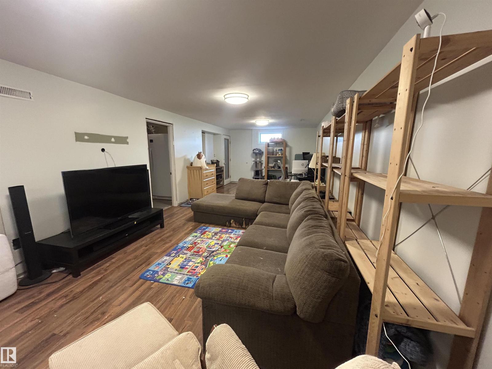 4512 49 ST - 36