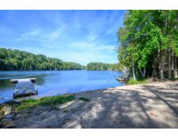 Family room - 48 Rue Guimond, Lac Des Plages, QC J0T1K0 Photo 6