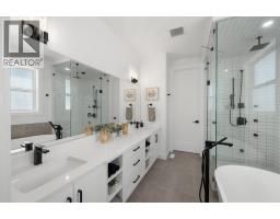 2407 33 Street SW - photo 18