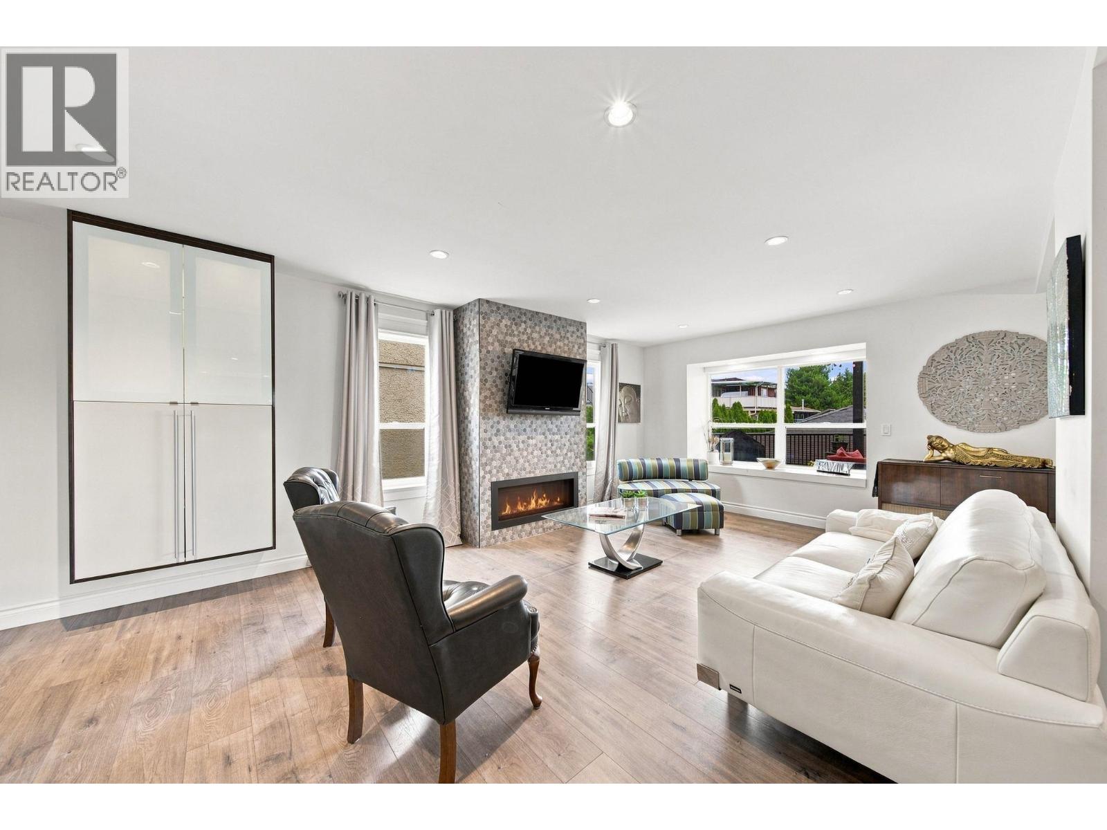 367 FENTON STREET, New Westminster — photo 2