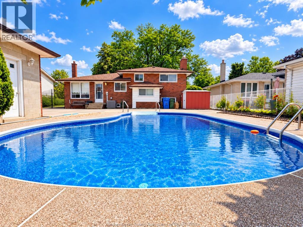 1116 SUMACH CRESCENT - 27