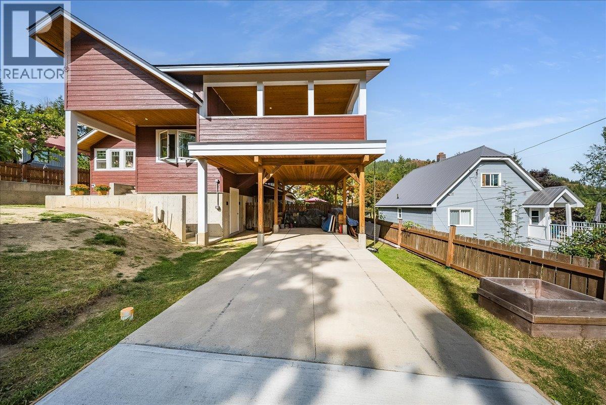 2460 Fourth Avenue, Rossland