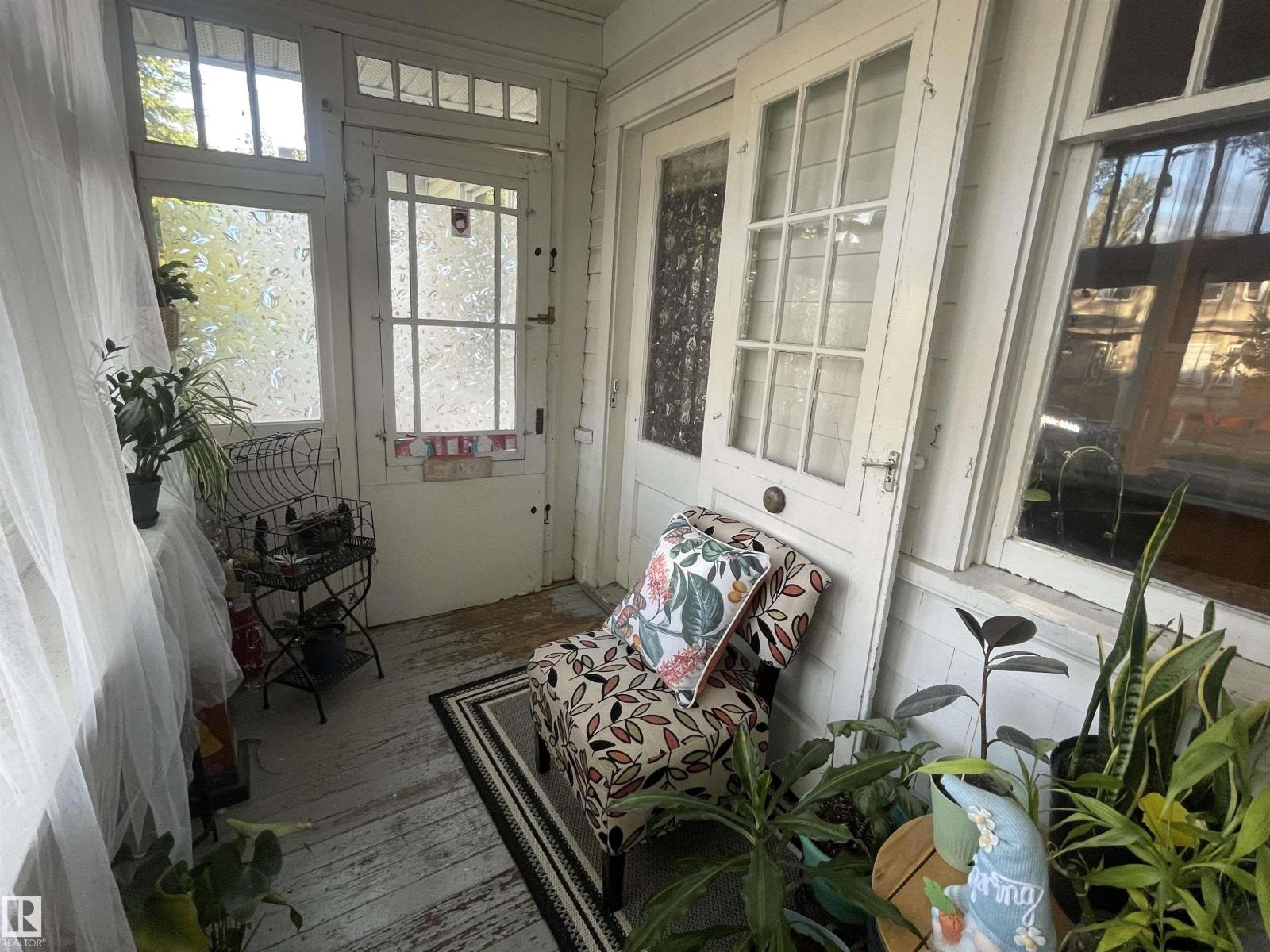 11230 96 ST NW - 4