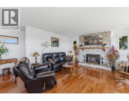 Living room - 422 Battie Dr, Ladysmith, BC V9G1V4 Photo 13
