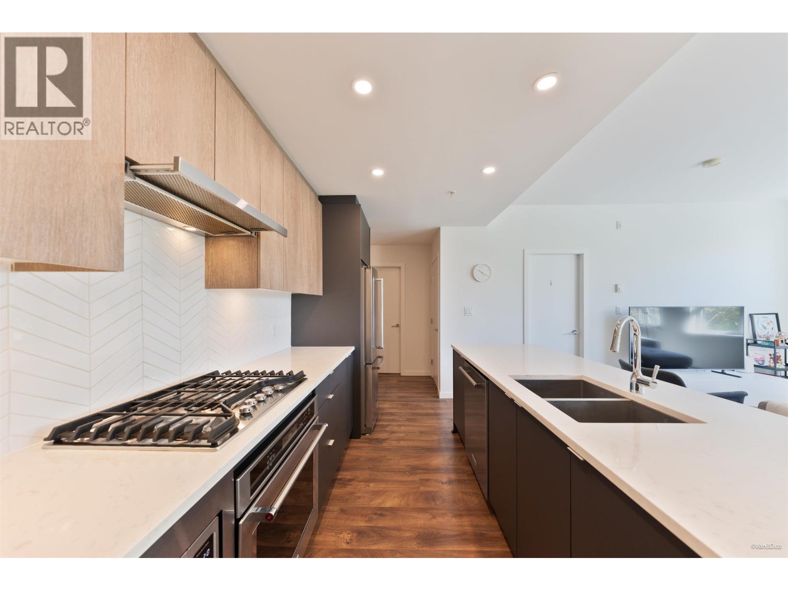 208 717 BRESLAY STREET, Coquitlam — photo 3