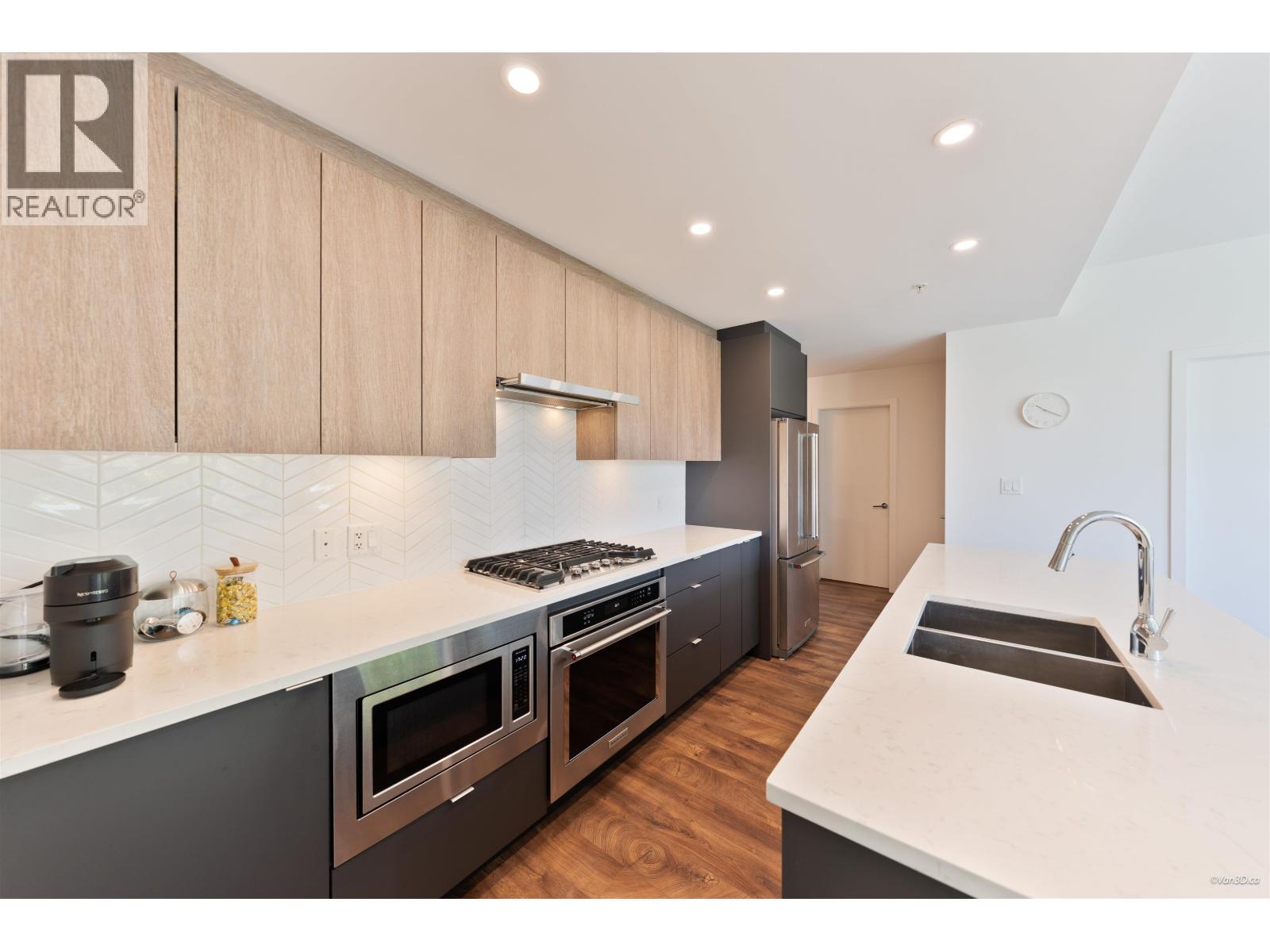 208 717 BRESLAY STREET, Coquitlam — photo 4