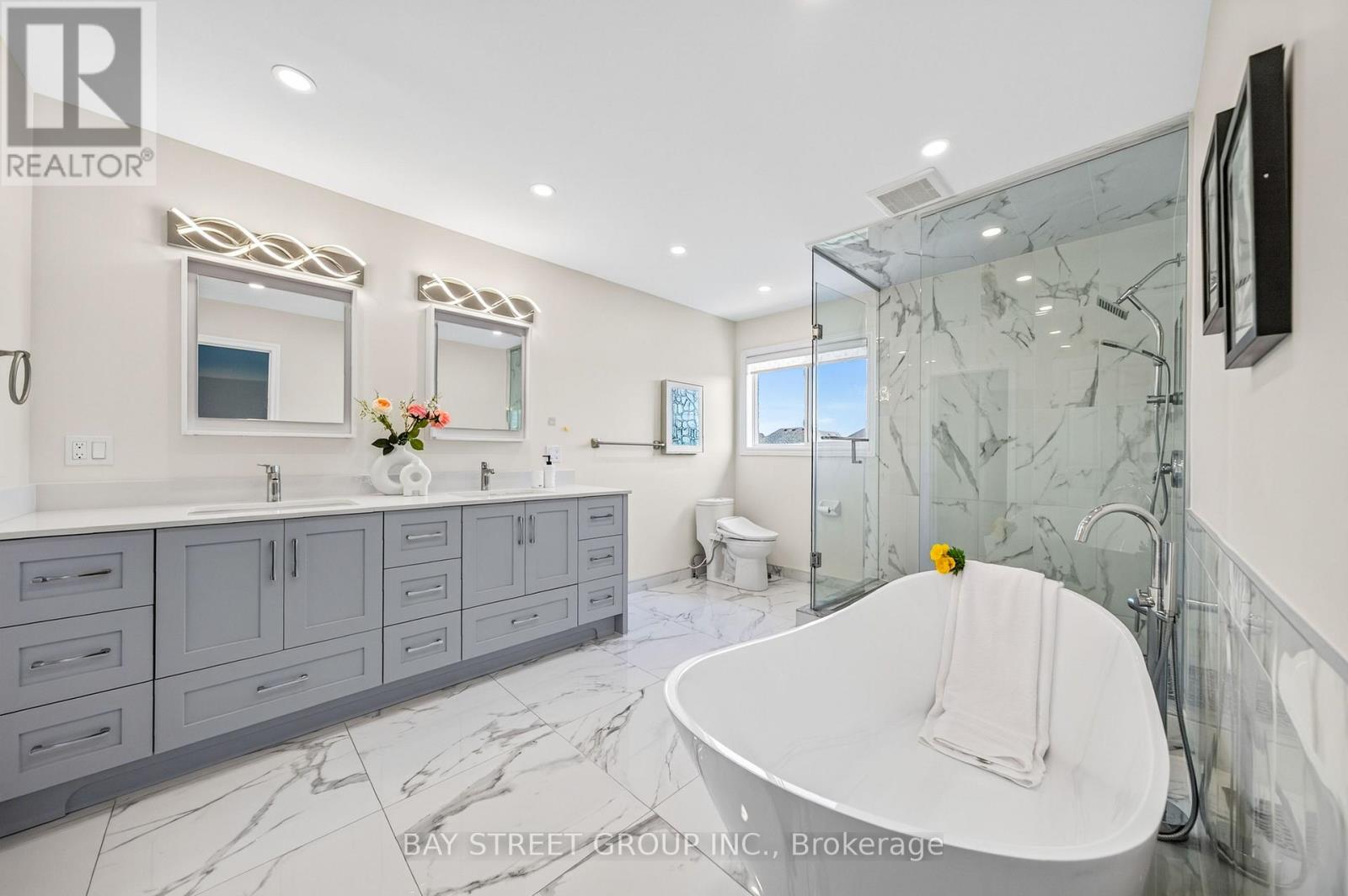37 REMBRANDT DRIVE - 28