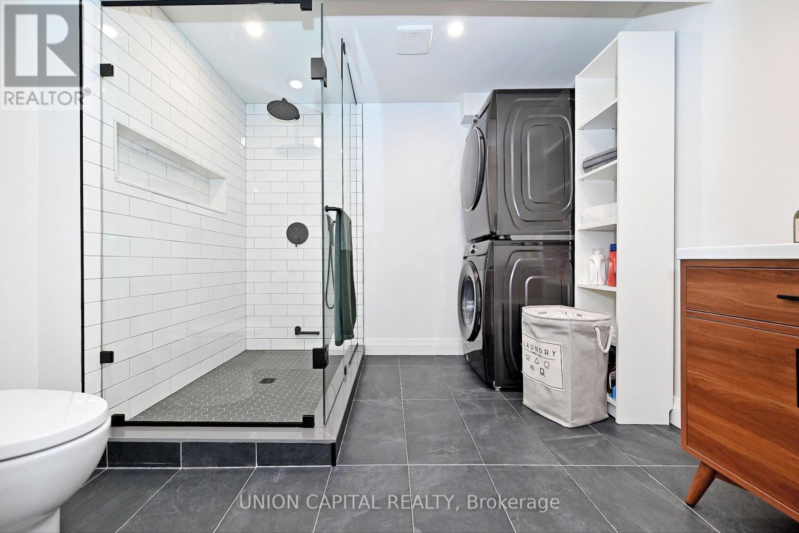 32 REGATTA CRESCENT - 42