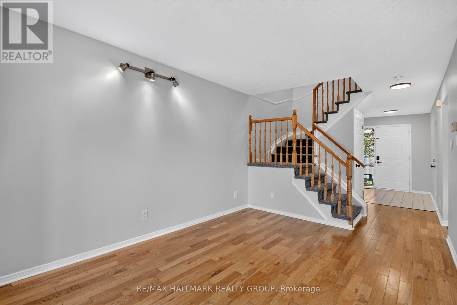 82 WHALINGS CIRCLE, Ottawa — photo 6