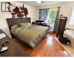 2pc Bathroom - 306 Centre Avenue, Meadow Lake, SK S9X1H2 Photo 12