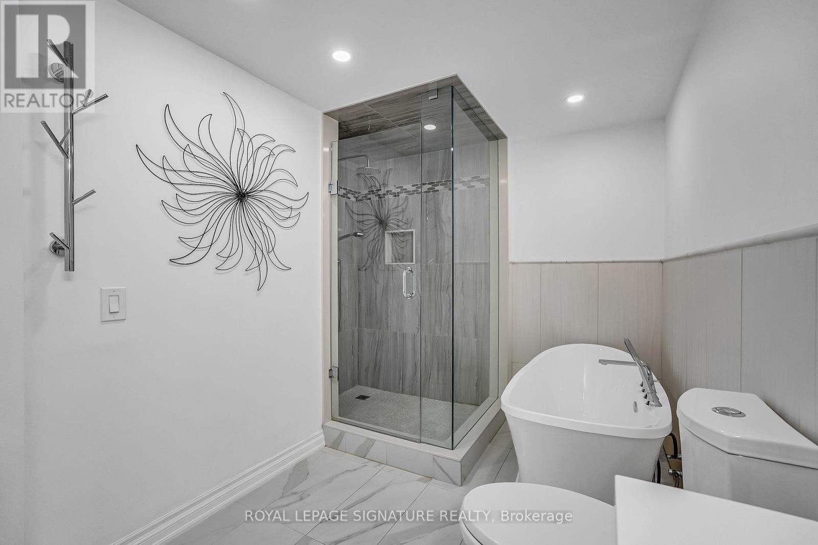 #310 18 CONCORDE PLACE - 20
