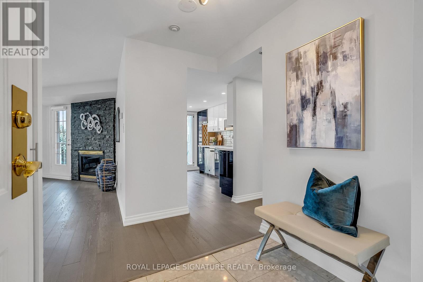 #310 18 CONCORDE PLACE - Image 4