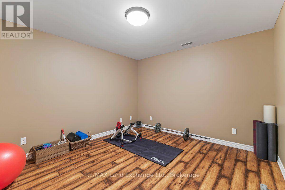 932 PARKWOOD DRIVE - Image 25