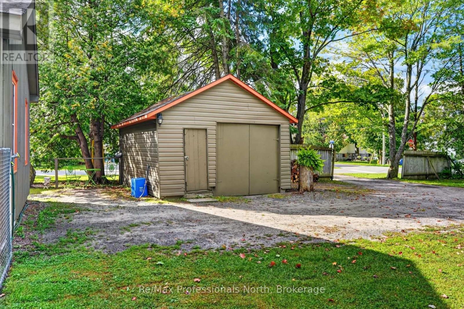 160 ISAAC STREET - 27