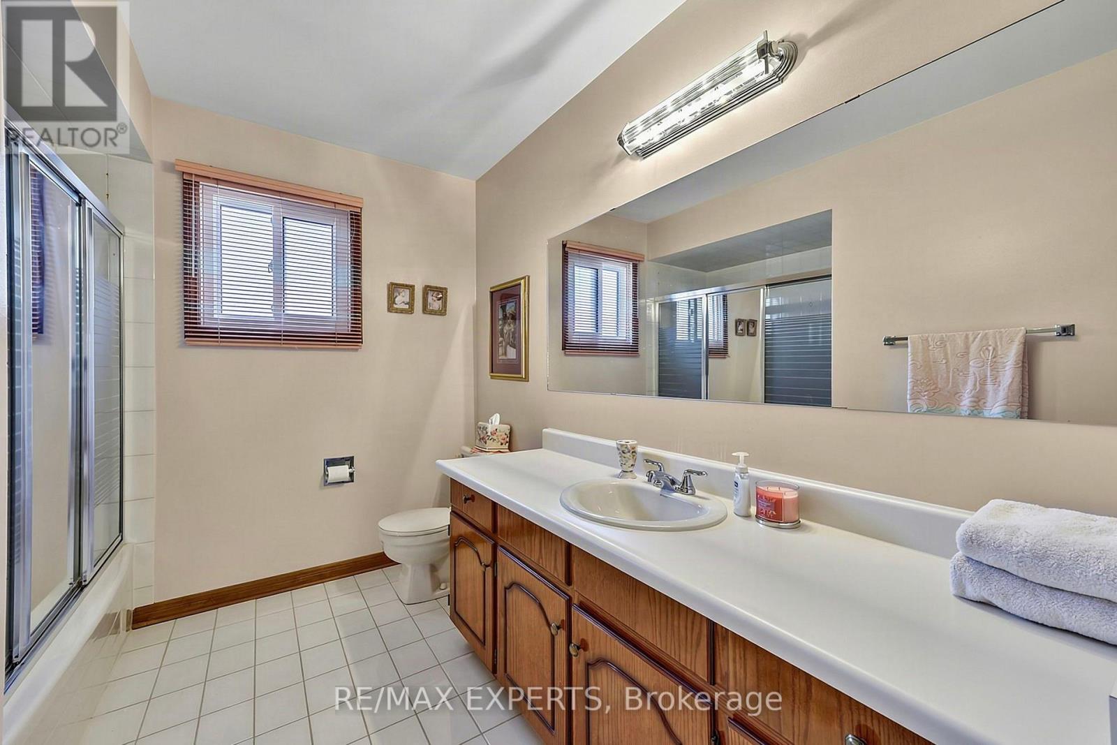 179 BORDEAUX DRIVE - 25