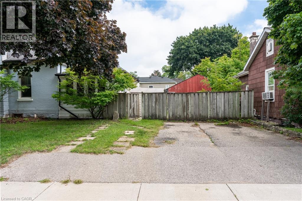 314 QUEEN Street, Woodstock — photo 3