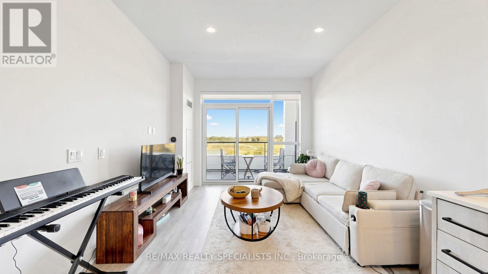 #601 60 GEORGE BUTCHART DRIVE - 11