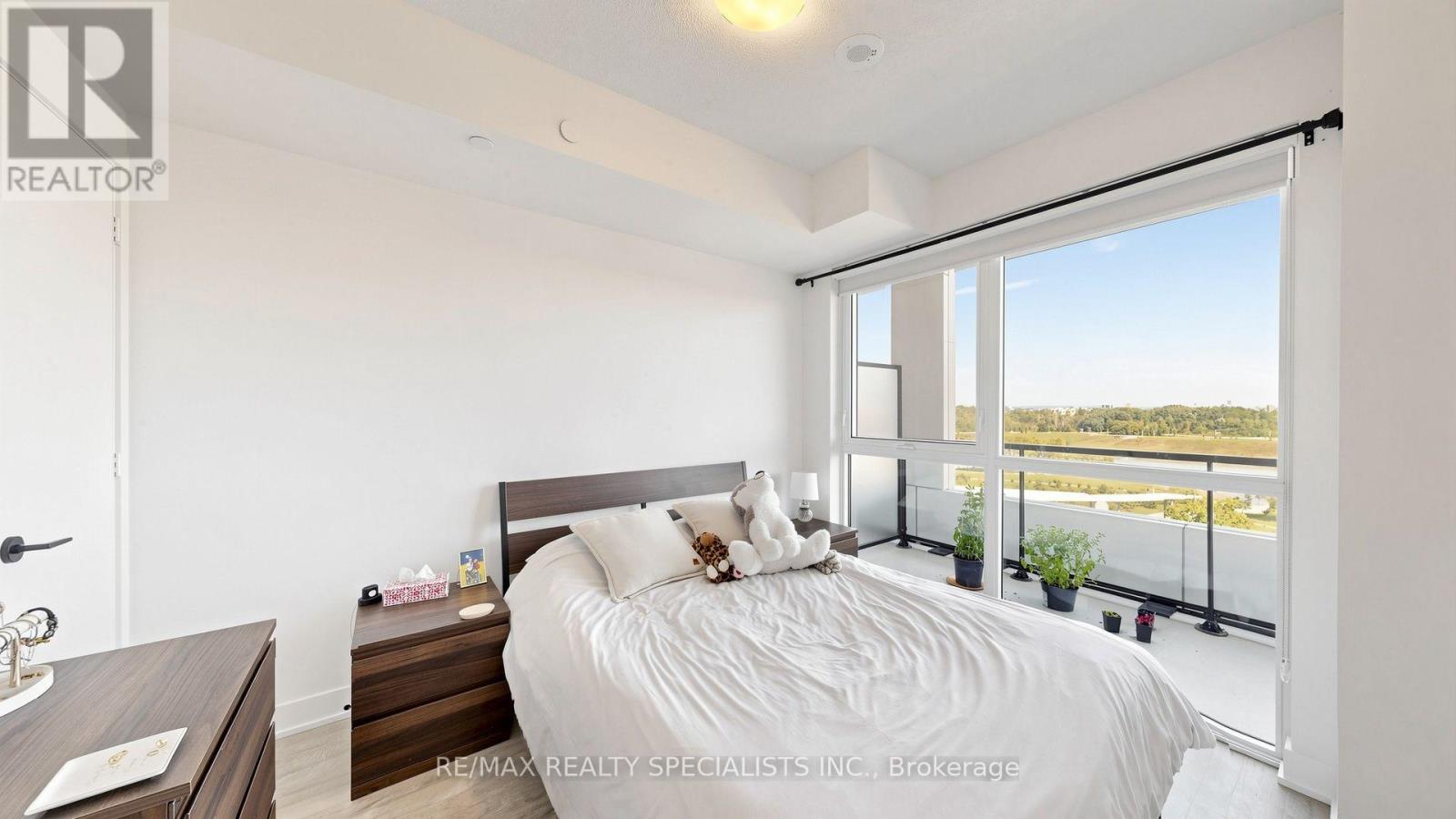 #601 60 GEORGE BUTCHART DRIVE - 18