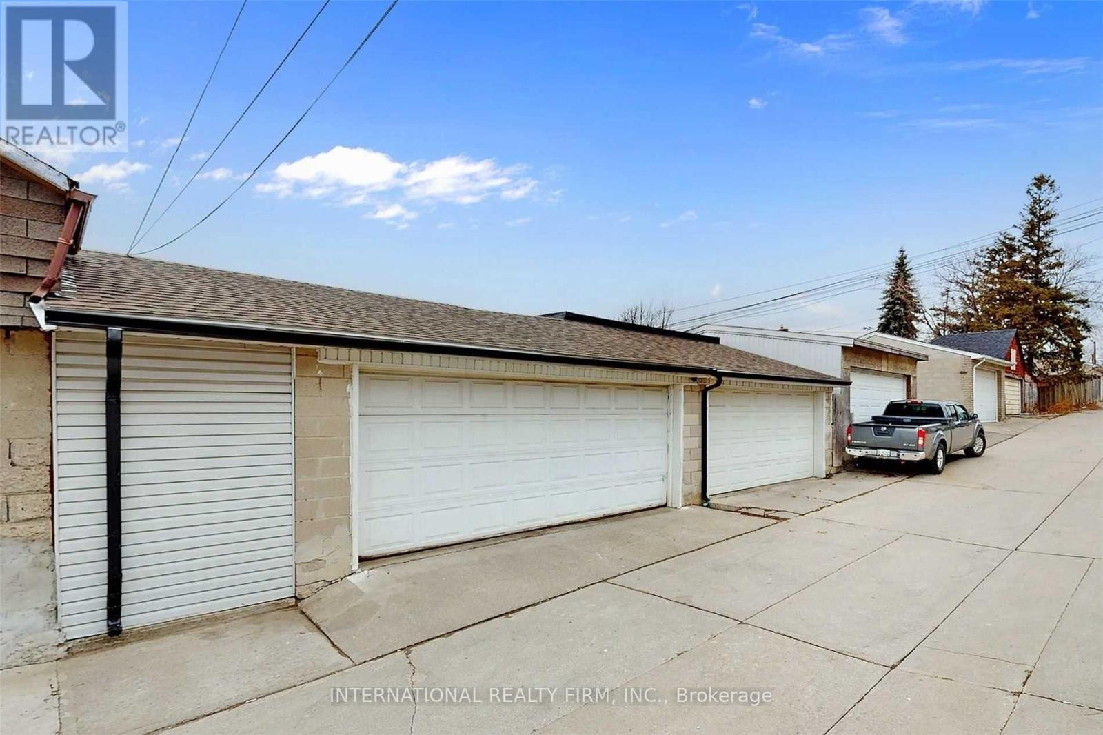 297 GILBERT AVENUE - 34