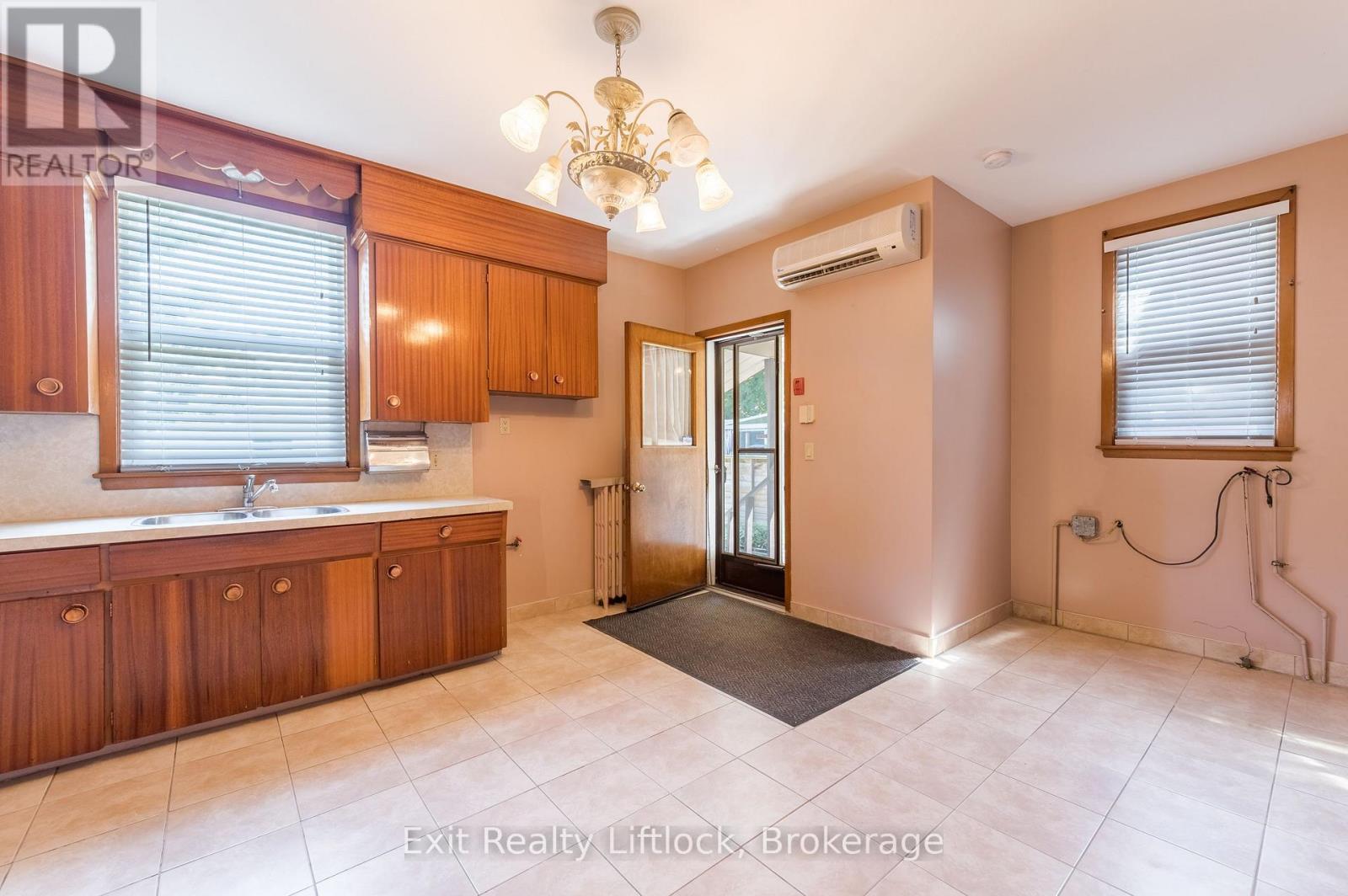 843 LOGAN AVENUE - 6