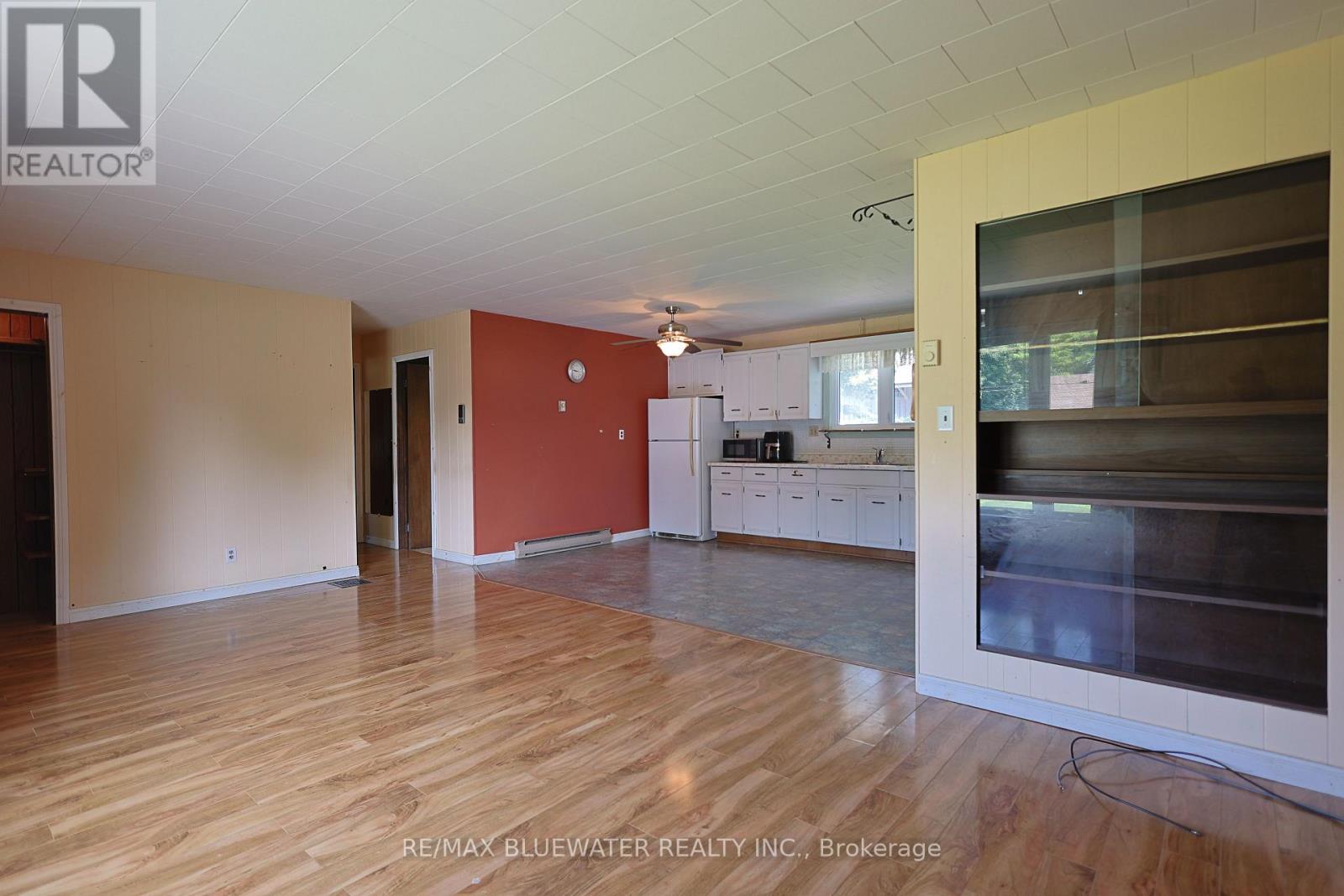 194 WEST PARK DRIVE, North Middlesex (Parkhill) — photo 2