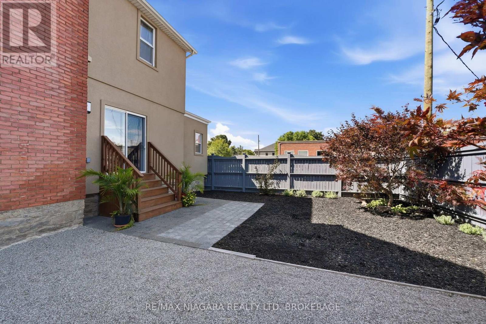 8 TRAFALGAR STREET, St. Catharines (Downtown) — photo 2