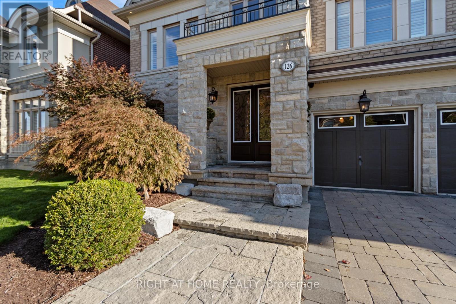 126 Vines Place, Aurora — photo 2