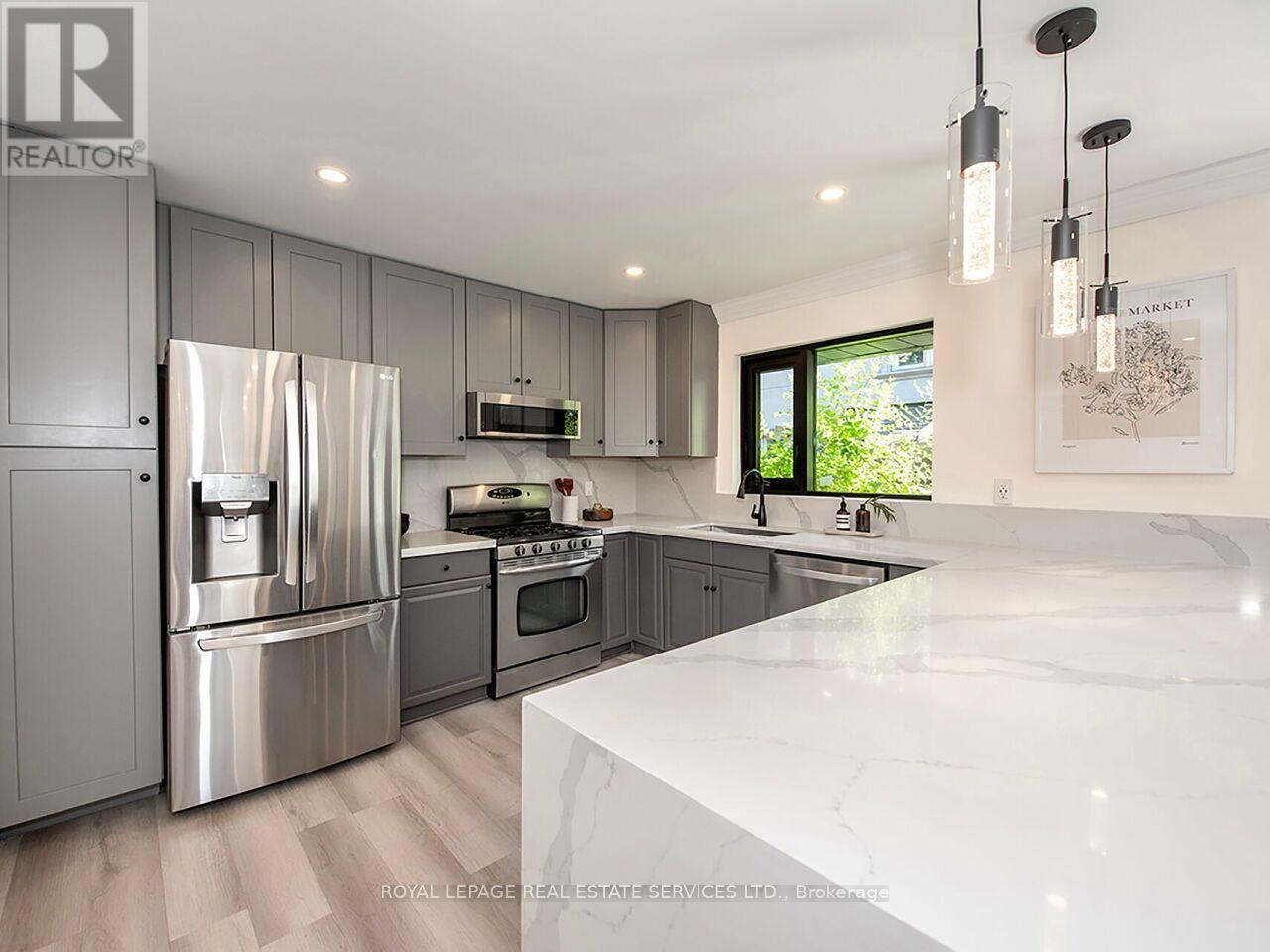 35 FERNALROY BOULEVARD - 16