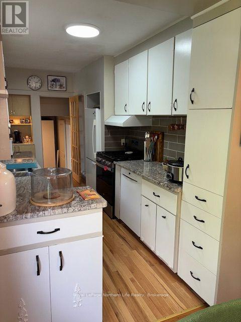 808 QUEEN STREET - 23