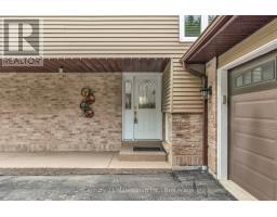 Family room - Drive - 43 Stoddart Drive, Aurora, ON L4G2G2 Photo 7