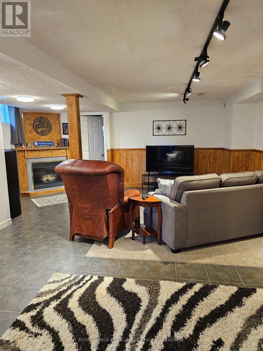 915 WARBURTON CRESCENT - Image 28