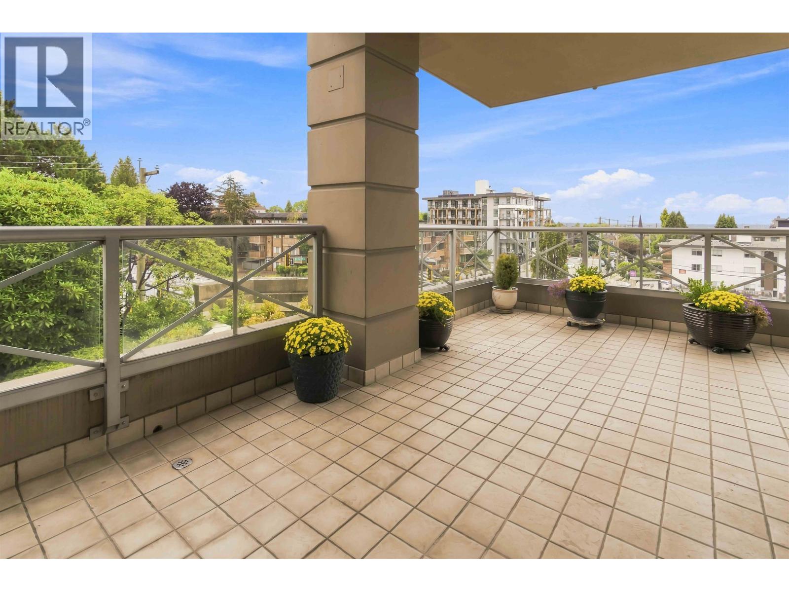 405 160 E 13TH STREET, North Vancouver — photo 1