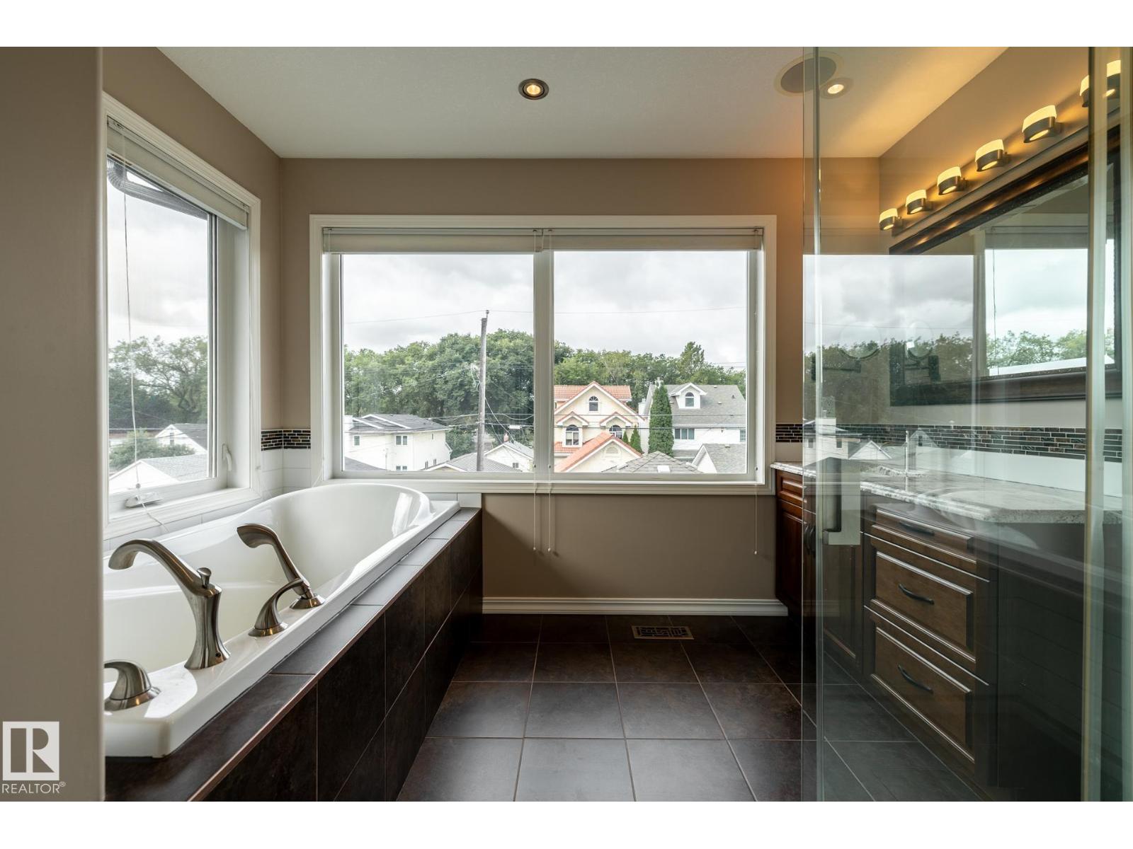11122 52 ST NW - Image 39