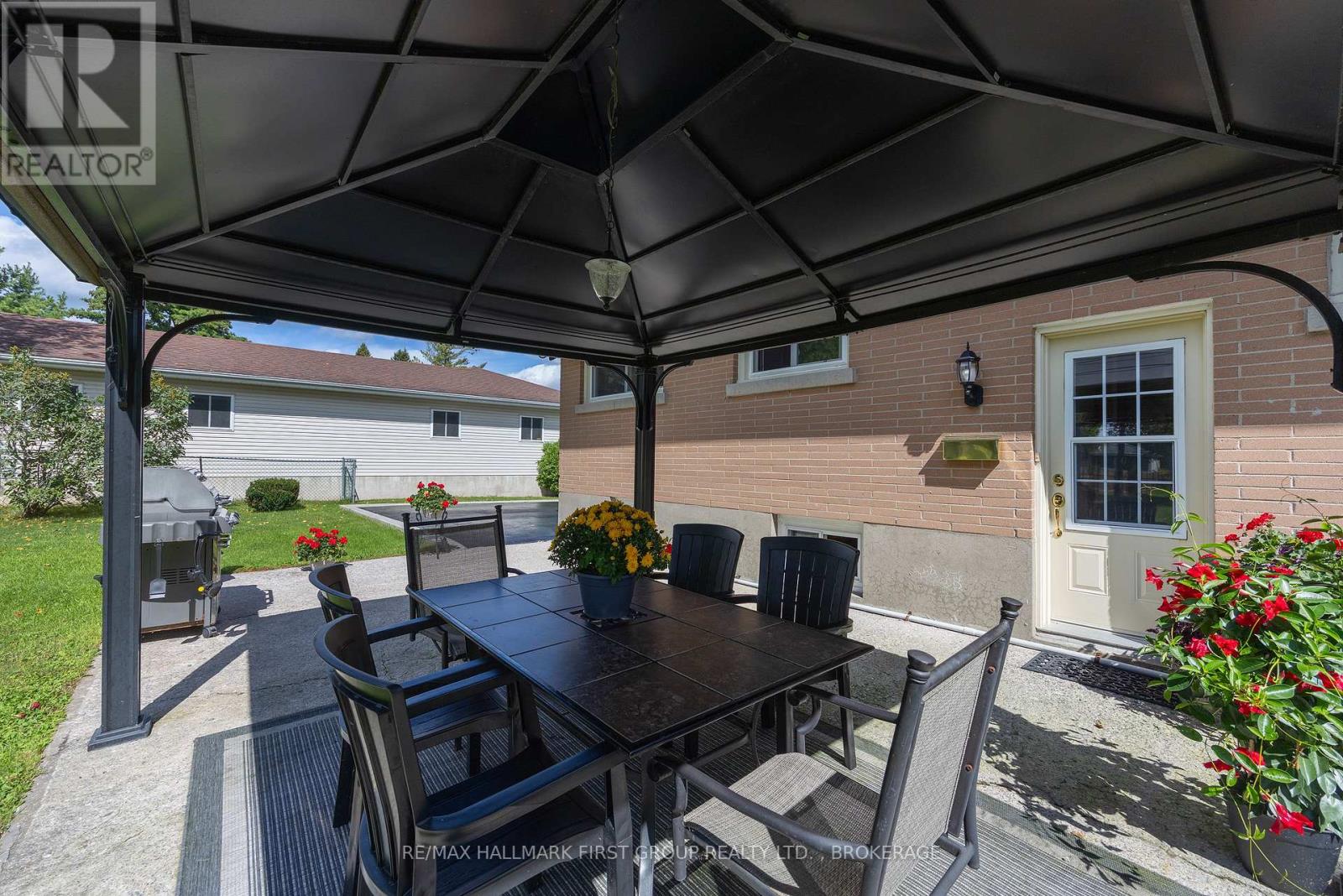 1449 AVONDALE CRESCENT - 38