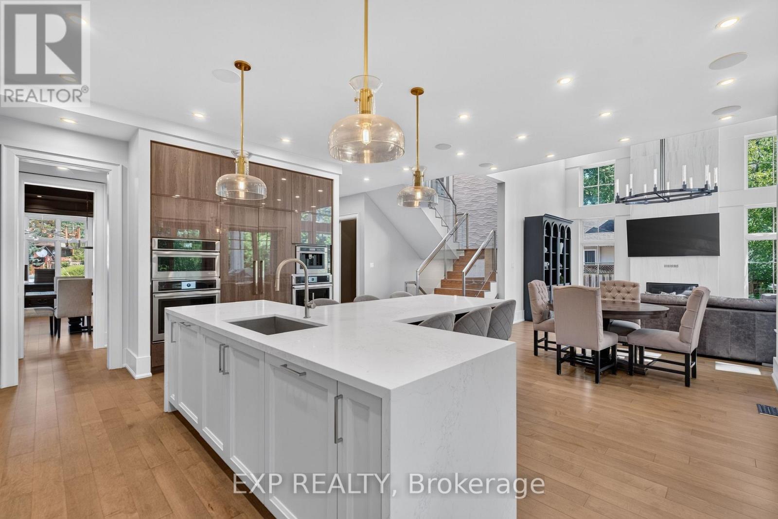 528 WELLINGTON CRESCENT - 14