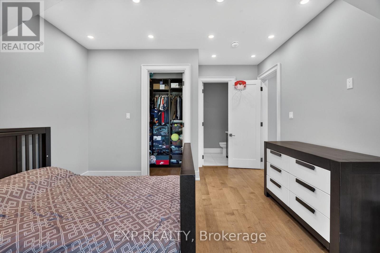 528 WELLINGTON CRESCENT - 23