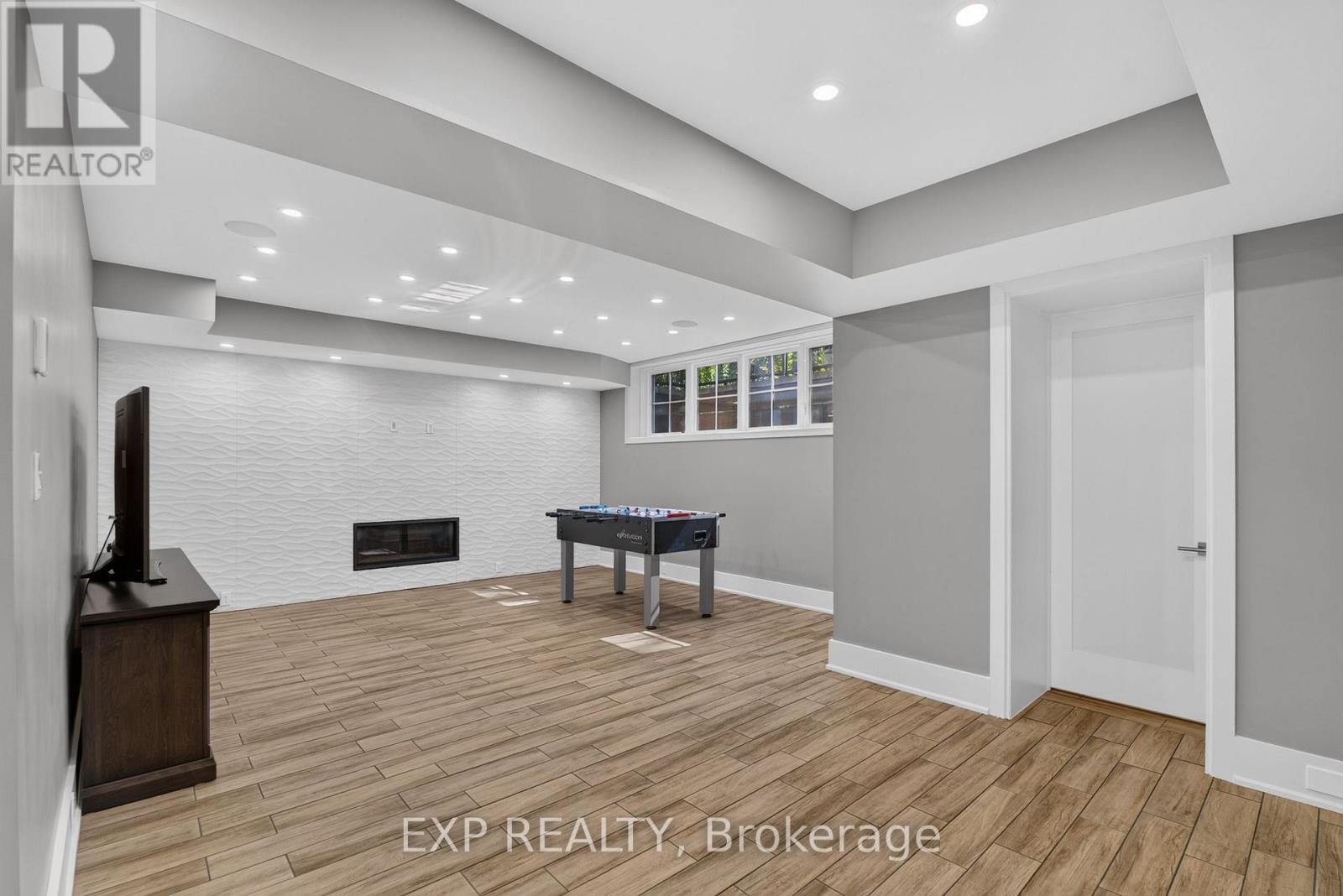 528 WELLINGTON CRESCENT - 27