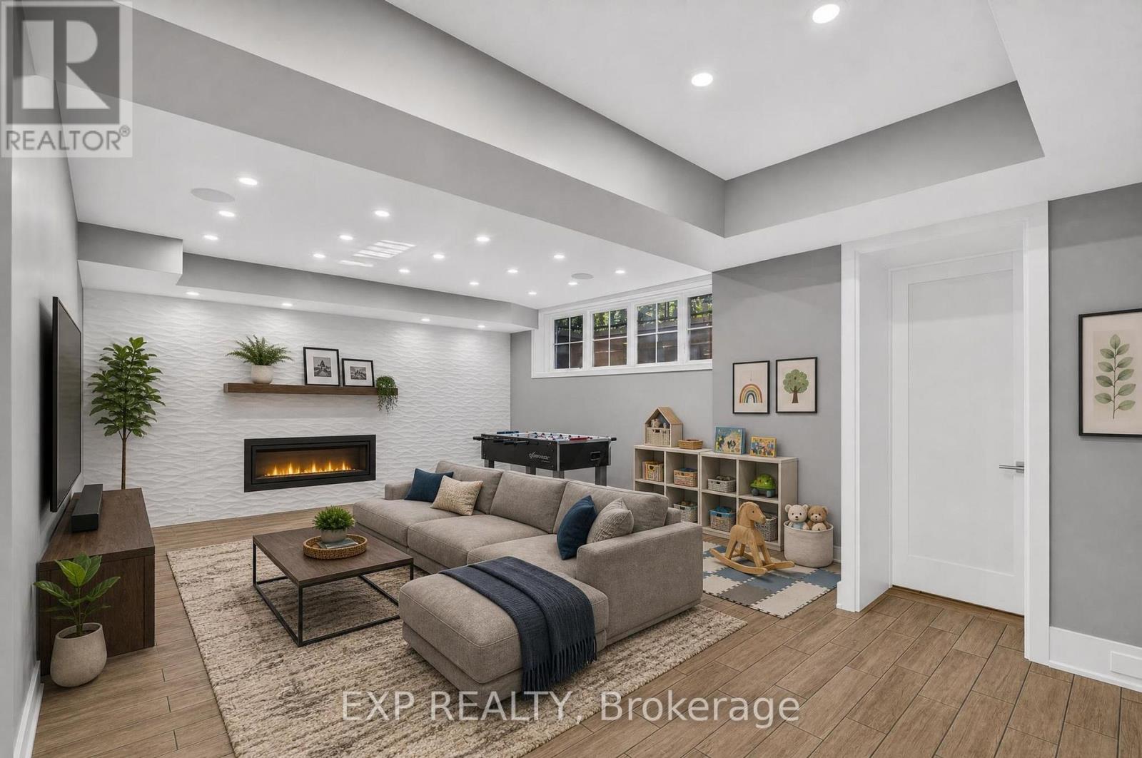 528 WELLINGTON CRESCENT - 28