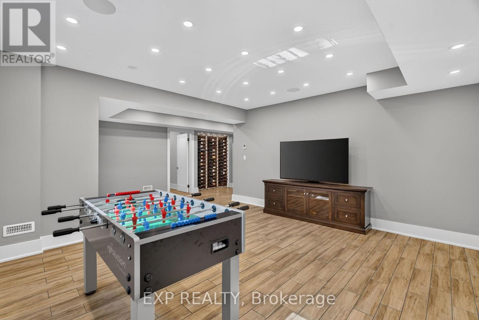 528 WELLINGTON CRESCENT - 29