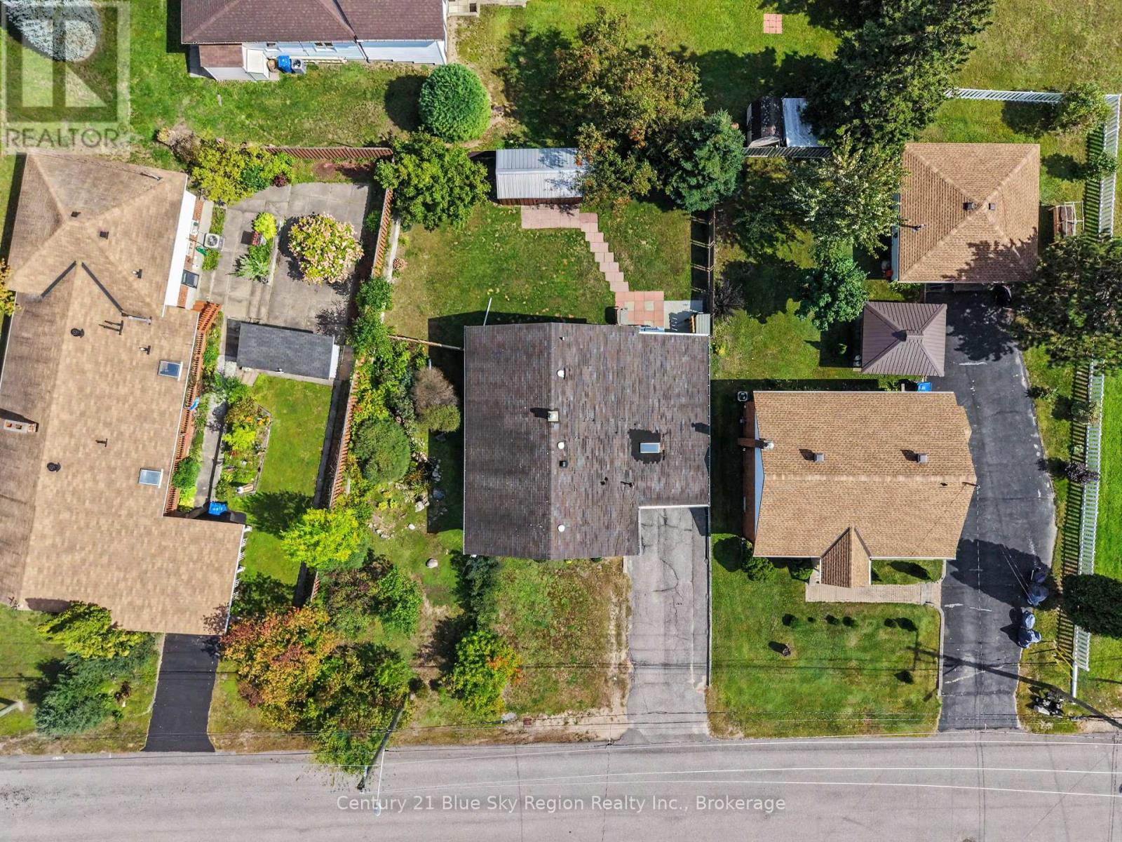 1572 CHAPAIS STREET - 31