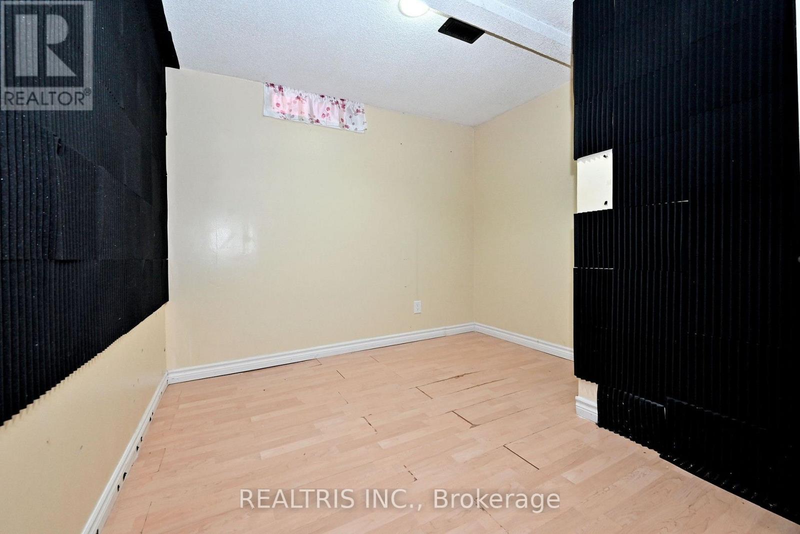101 BOOTH CRESCENT N - 43