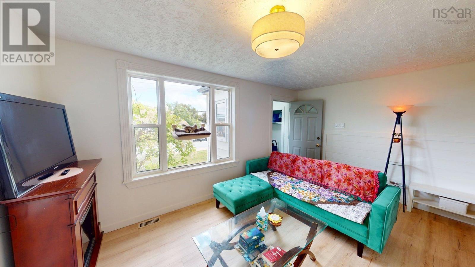 81 Coronation Drive, Halifax — photo 2