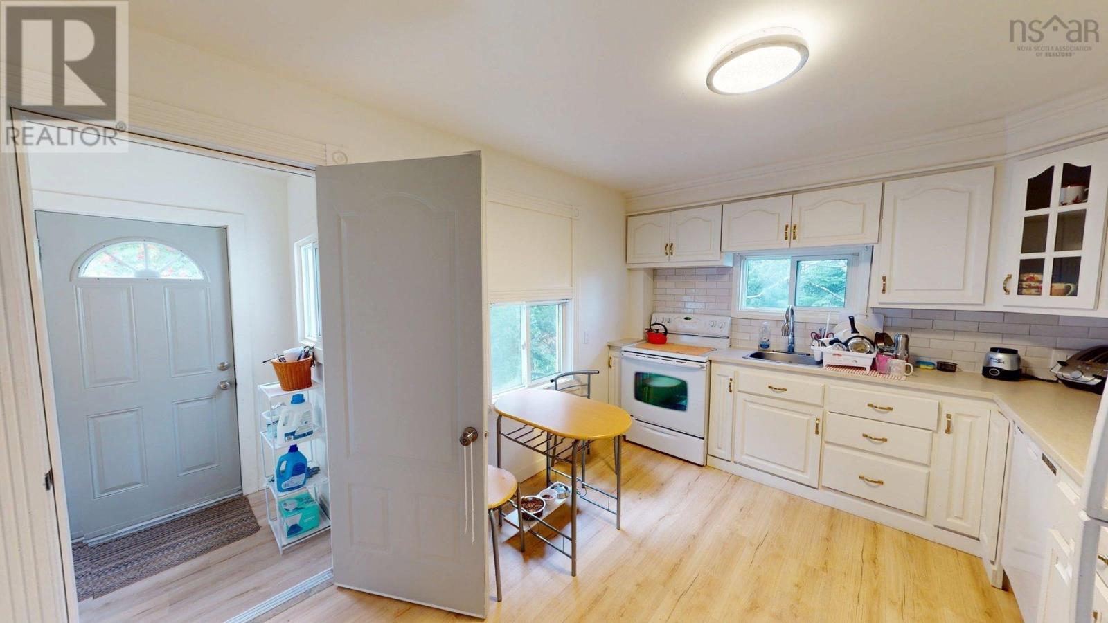 81 Coronation Drive, Halifax — photo 7