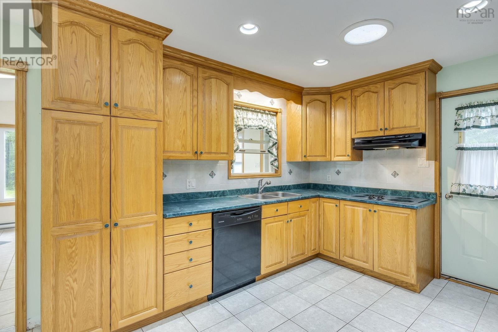 251 Hall Road, South Greenwood — photo 7